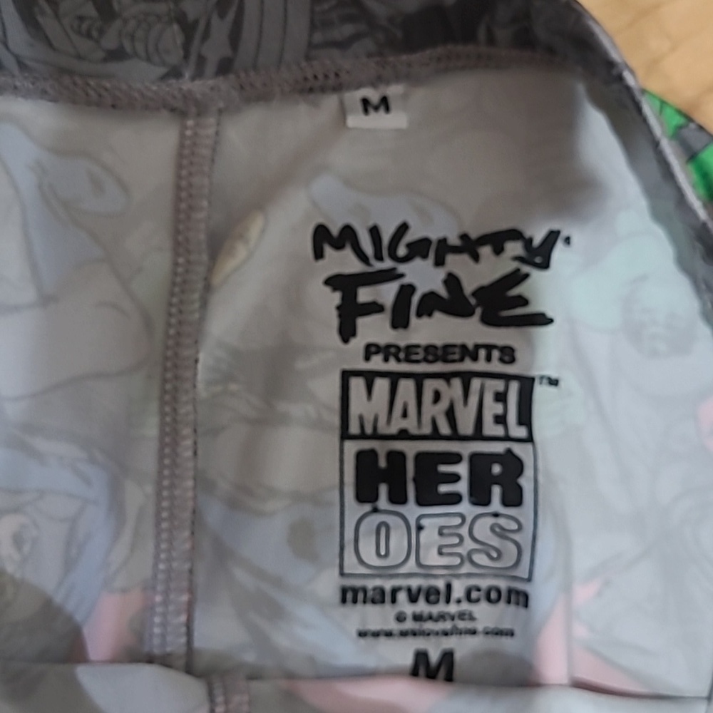 Women's medium Mighty Fine Marvel leggings - Picture 2 of 4